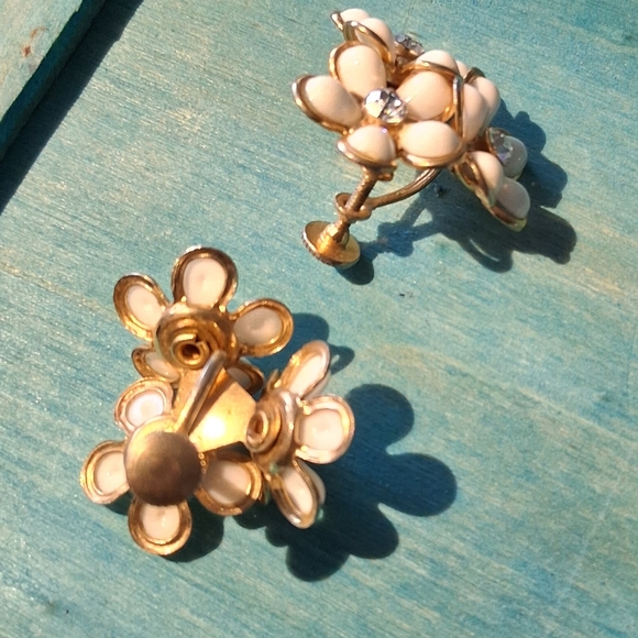 Vintage Gold-Tone White Flower Cluster Earrings with Clear Crystals - Picture 2 of 3